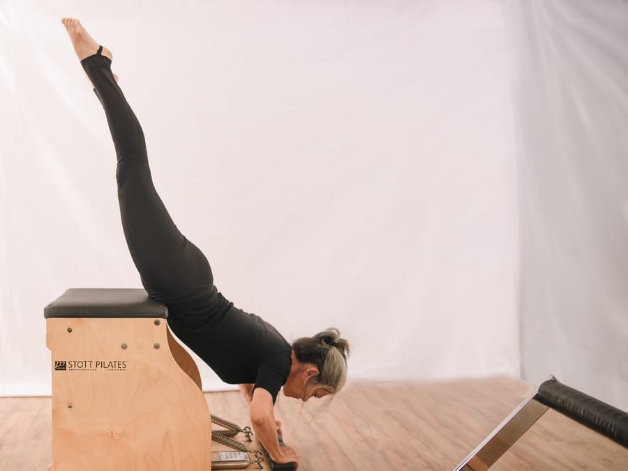 Tek kişinin pilates sandalyesi (Wunda chair) üzerinde kontrollü bir hareket çalışması